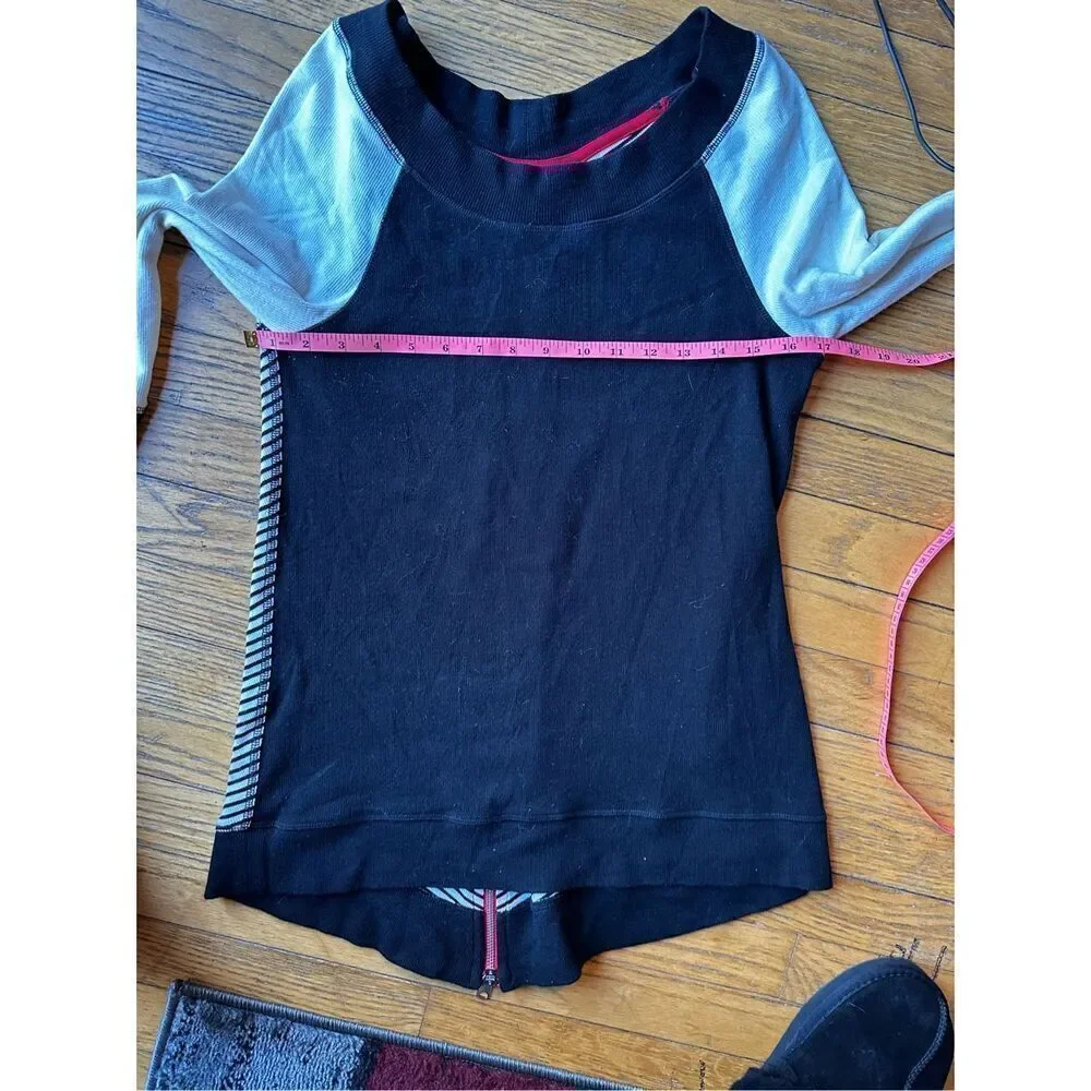Zynergy by Chico’s sweater size 00 in Chico size.can be worn off shoulder also.